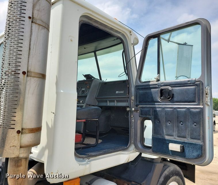 image for item JO9164 1994 Mack CH613  semi truck