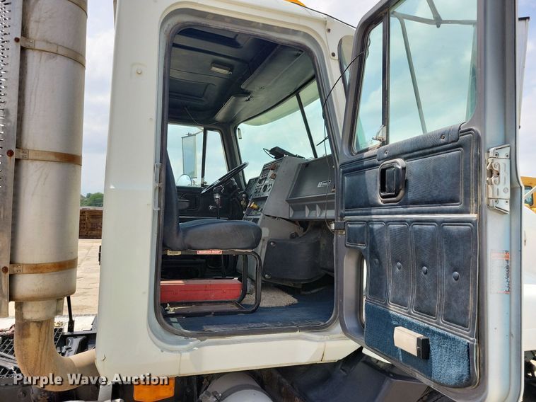 image for item JO9164 1994 Mack CH613  semi truck