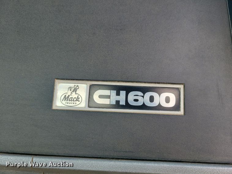 image for item JO9164 1994 Mack CH613  semi truck
