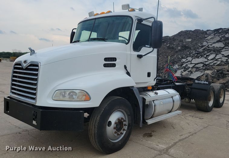 image for item JO9165 2005 Mack CXN613  semi truck