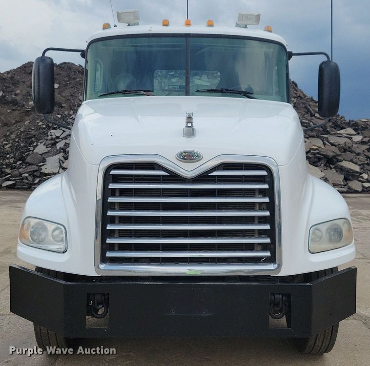 image for item JO9165 2005 Mack CXN613  semi truck