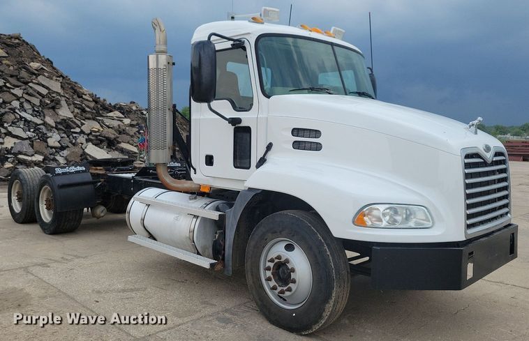 image for item JO9165 2005 Mack CXN613  semi truck