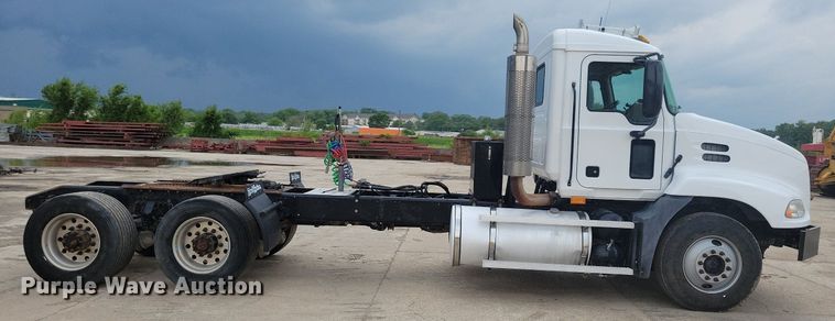 image for item JO9165 2005 Mack CXN613  semi truck