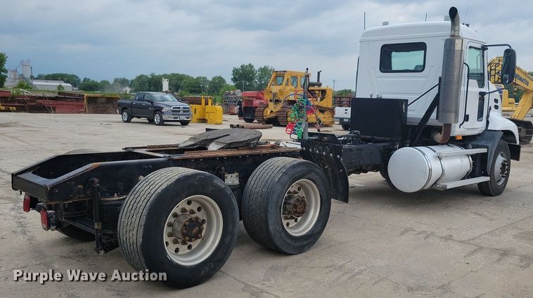 image for item JO9165 2005 Mack CXN613  semi truck