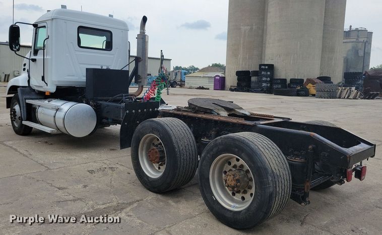 image for item JO9165 2005 Mack CXN613  semi truck