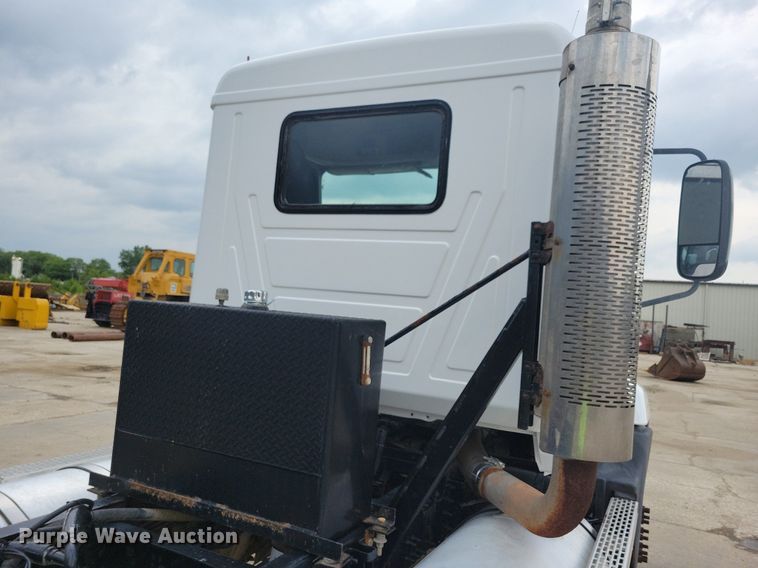 image for item JO9165 2005 Mack CXN613  semi truck