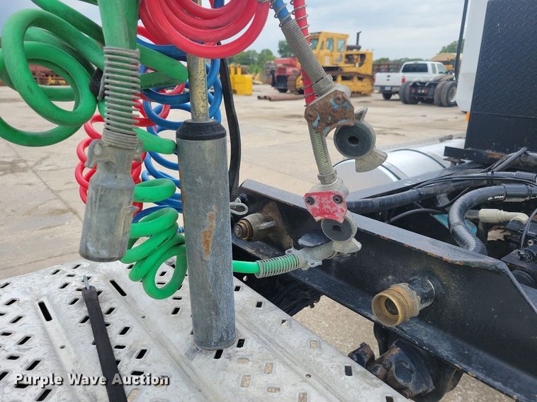 image for item JO9165 2005 Mack CXN613  semi truck