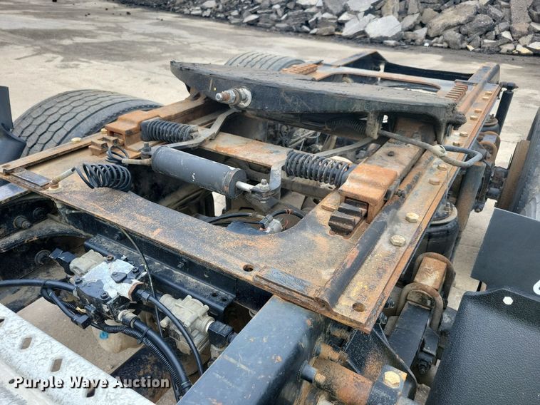 image for item JO9165 2005 Mack CXN613  semi truck