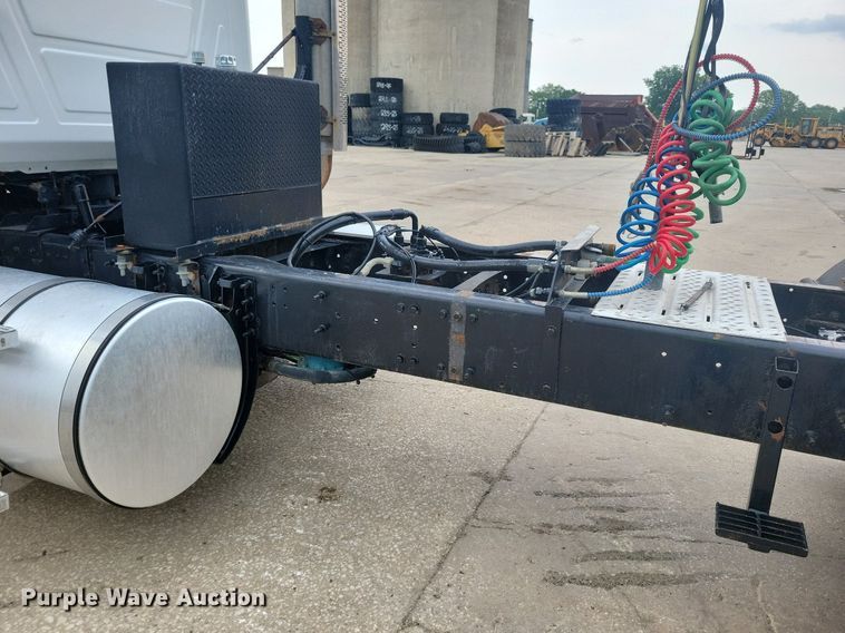 image for item JO9165 2005 Mack CXN613  semi truck