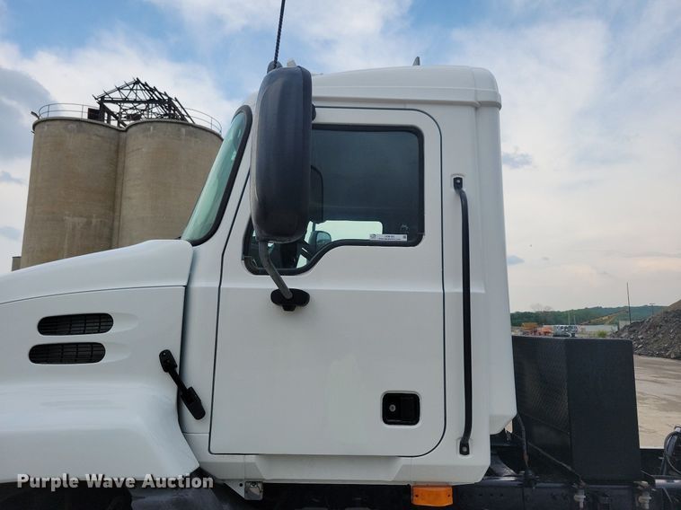 image for item JO9165 2005 Mack CXN613  semi truck