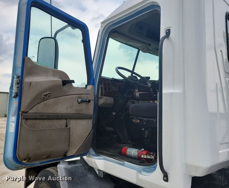 image for item JO9165 2005 Mack CXN613  semi truck