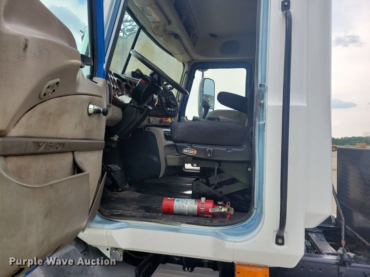 image for item JO9165 2005 Mack CXN613  semi truck