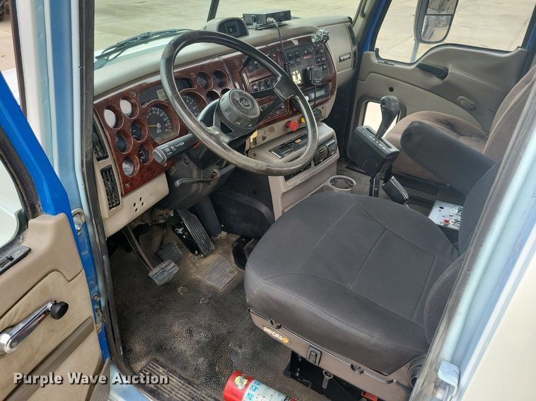 image for item JO9165 2005 Mack CXN613  semi truck