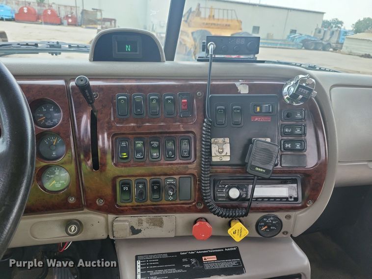 image for item JO9165 2005 Mack CXN613  semi truck