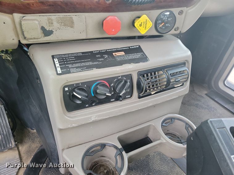 image for item JO9165 2005 Mack CXN613  semi truck