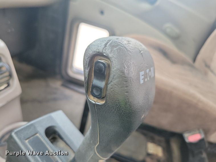 image for item JO9165 2005 Mack CXN613  semi truck