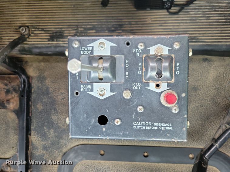 image for item JO9165 2005 Mack CXN613  semi truck