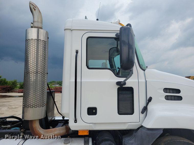 image for item JO9165 2005 Mack CXN613  semi truck