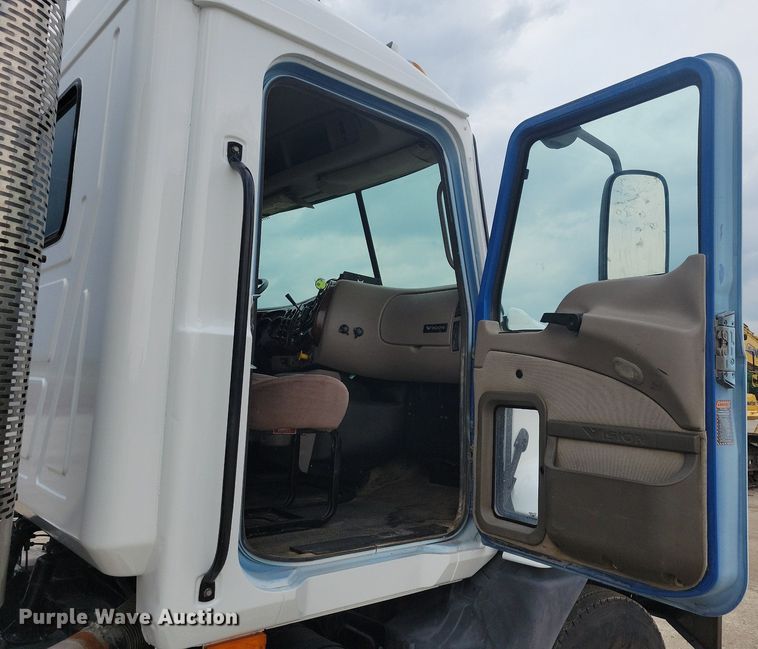 image for item JO9165 2005 Mack CXN613  semi truck