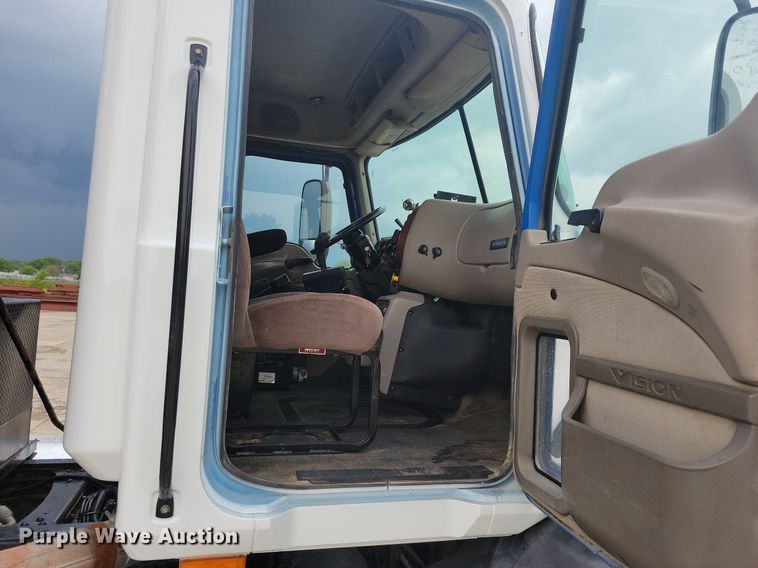 image for item JO9165 2005 Mack CXN613  semi truck