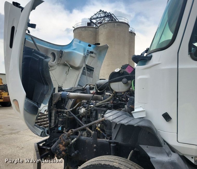 image for item JO9165 2005 Mack CXN613  semi truck