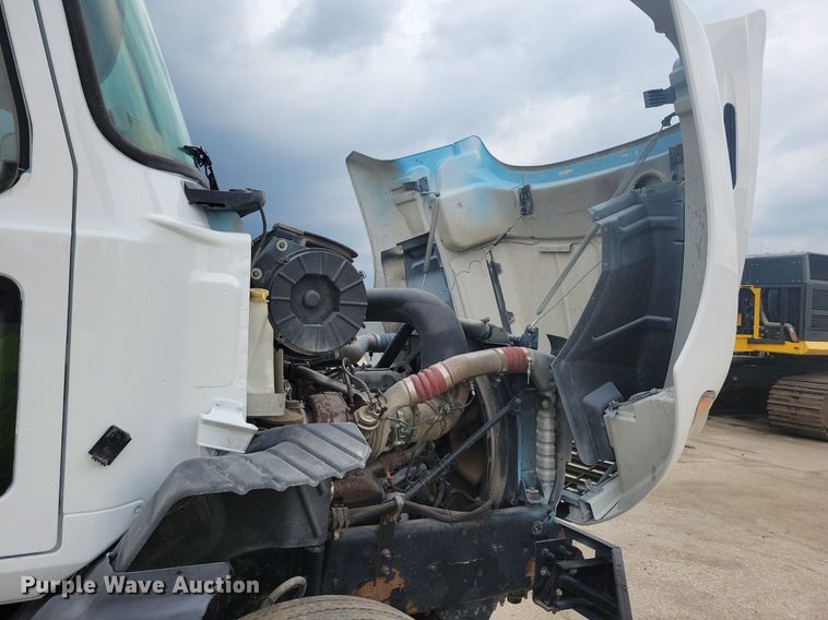 image for item JO9165 2005 Mack CXN613  semi truck