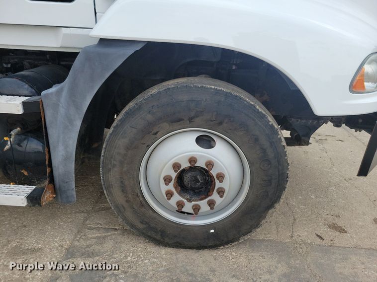 image for item JO9165 2005 Mack CXN613  semi truck