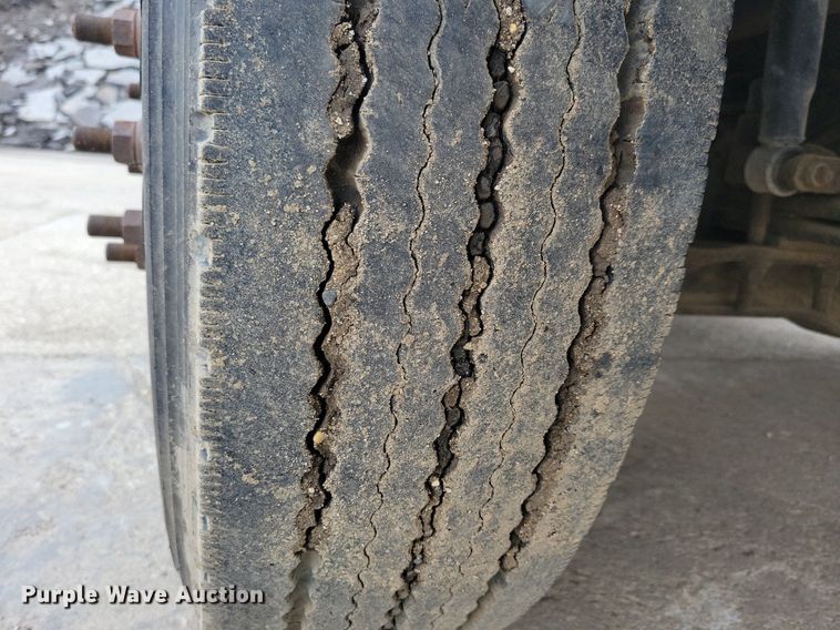 image for item JO9165 2005 Mack CXN613  semi truck