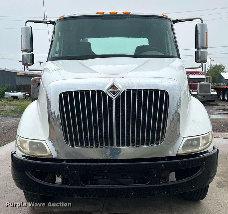 image for item KL9072 2010 International 8600  semi truck