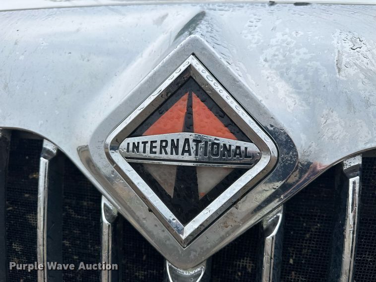 image for item KL9072 2010 International 8600  semi truck