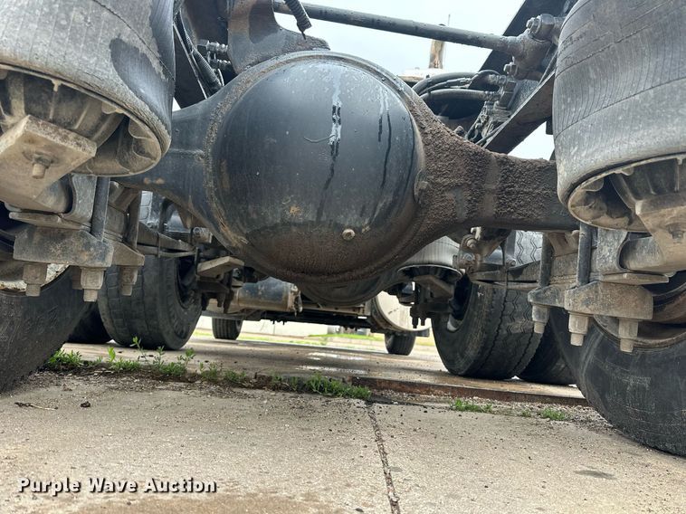 image for item KL9072 2010 International 8600  semi truck