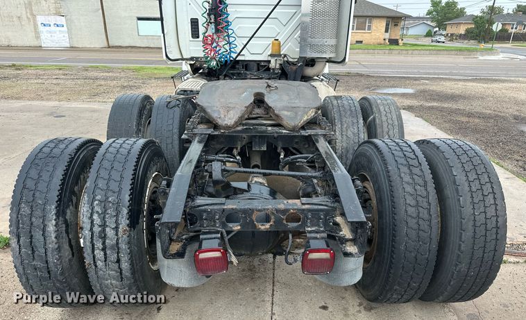 image for item KL9072 2010 International 8600  semi truck