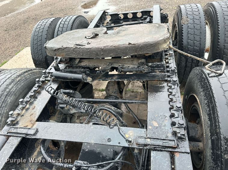 image for item KL9072 2010 International 8600  semi truck