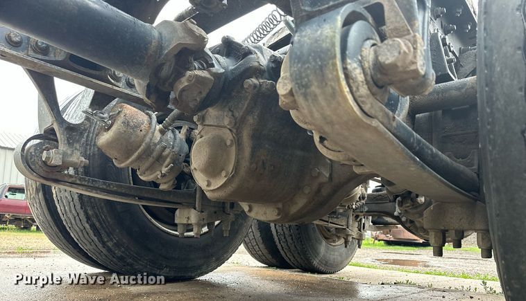 image for item KL9072 2010 International 8600  semi truck