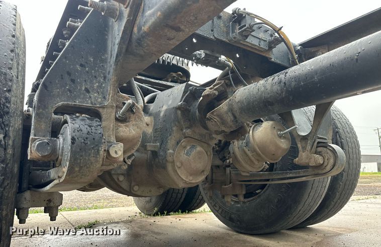 image for item KL9072 2010 International 8600  semi truck