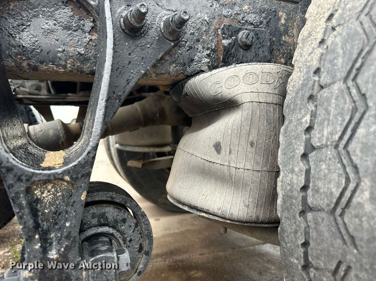 image for item KL9072 2010 International 8600  semi truck