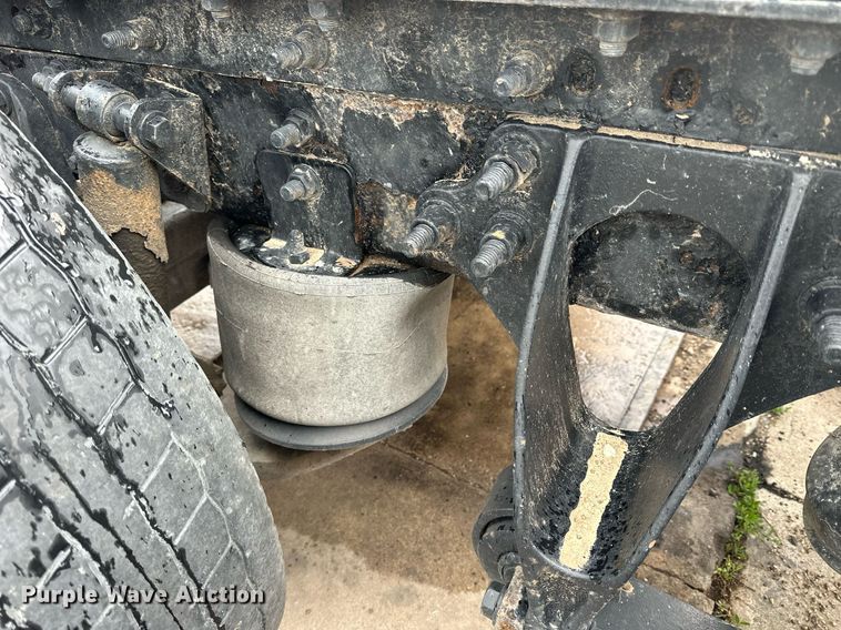 image for item KL9072 2010 International 8600  semi truck