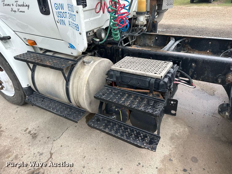 image for item KL9072 2010 International 8600  semi truck