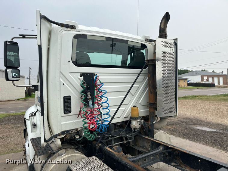 image for item KL9072 2010 International 8600  semi truck