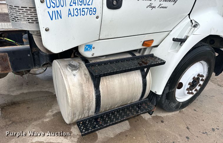 image for item KL9072 2010 International 8600  semi truck