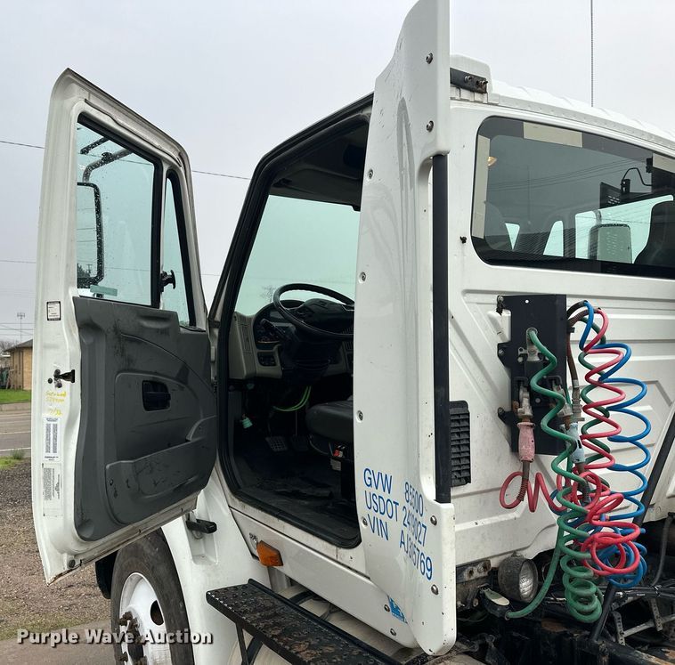 image for item KL9072 2010 International 8600  semi truck