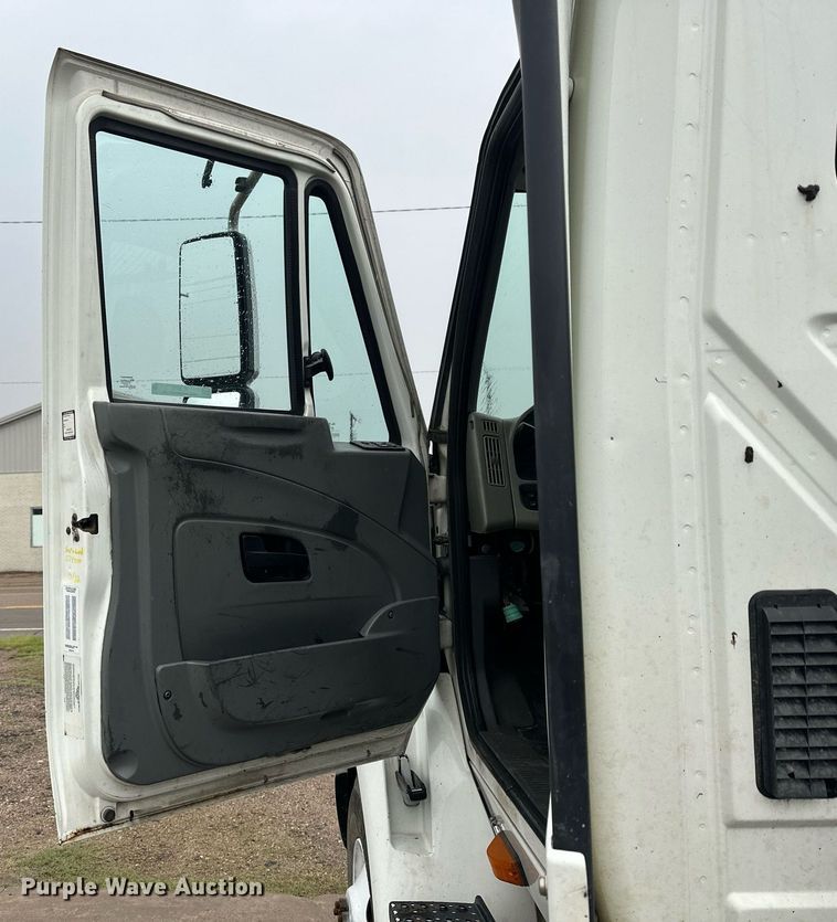 image for item KL9072 2010 International 8600  semi truck