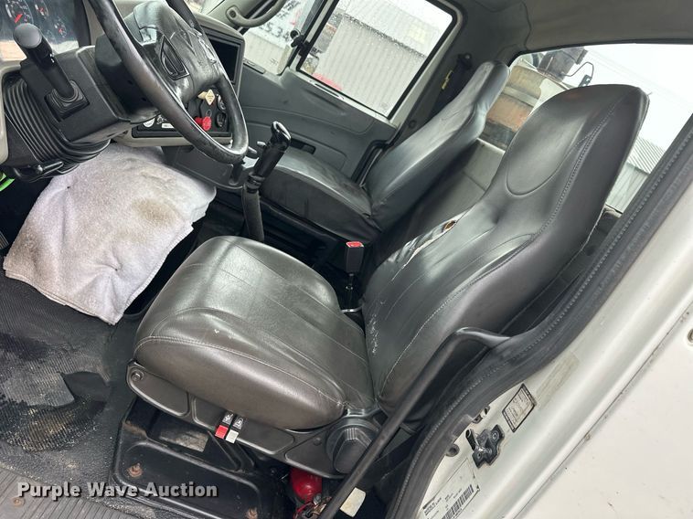 image for item KL9072 2010 International 8600  semi truck