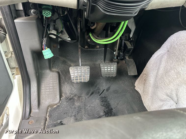 image for item KL9072 2010 International 8600  semi truck