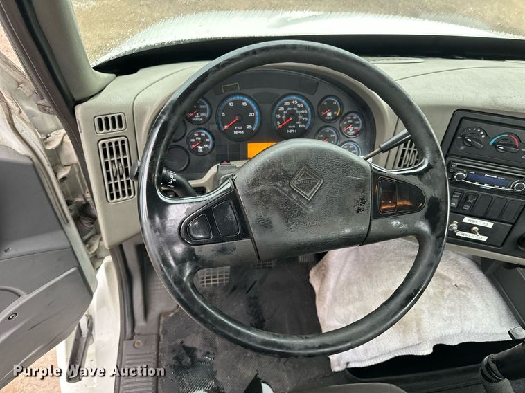 image for item KL9072 2010 International 8600  semi truck