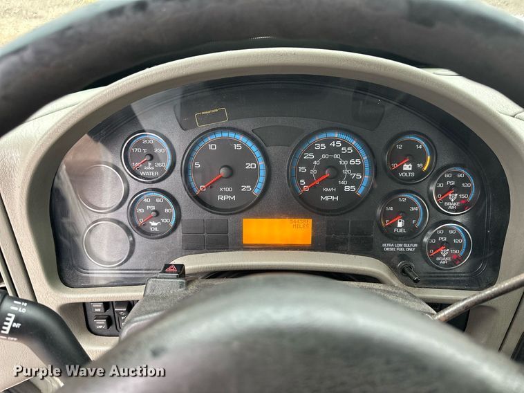 image for item KL9072 2010 International 8600  semi truck