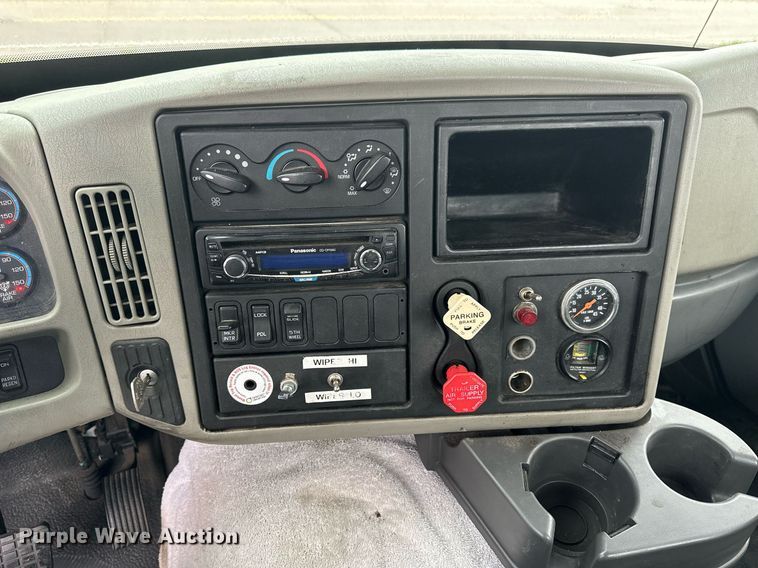 image for item KL9072 2010 International 8600  semi truck