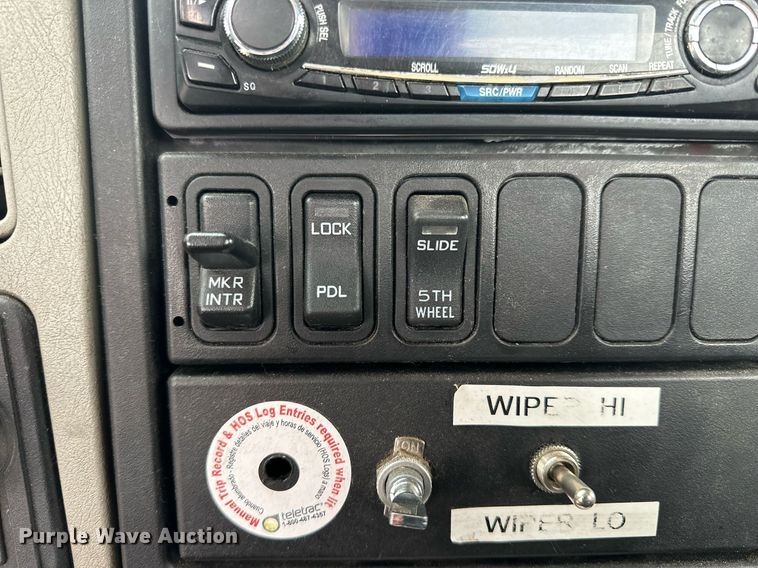 image for item KL9072 2010 International 8600  semi truck