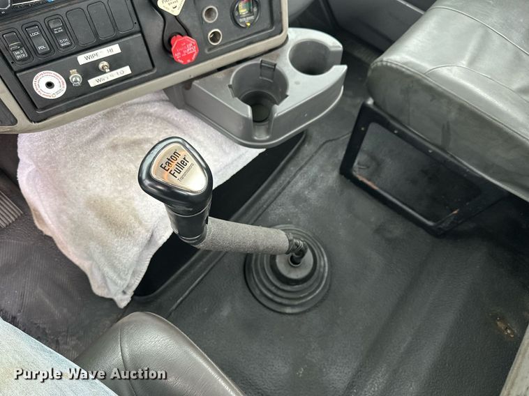 image for item KL9072 2010 International 8600  semi truck