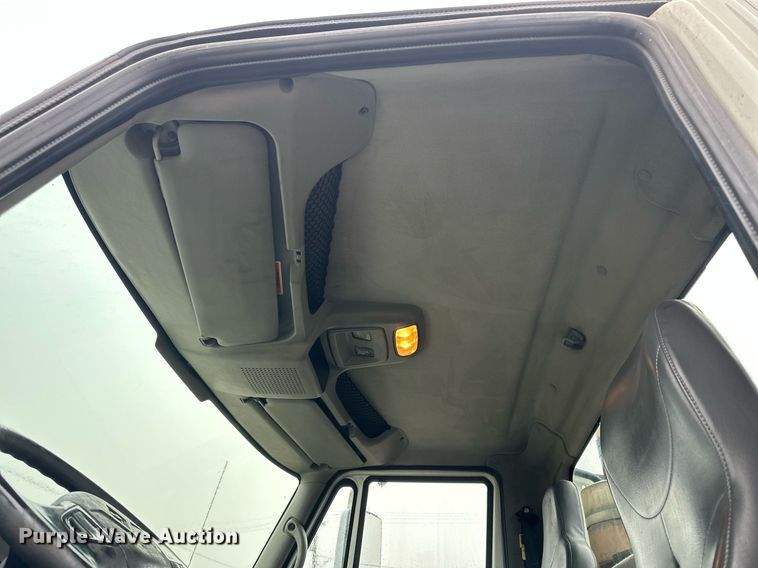 image for item KL9072 2010 International 8600  semi truck